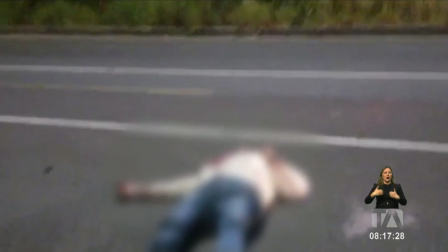 El cuerpo fue localizado por las autoridades sobre la calzada a la altura del sector La Hormigonera, en el norte de Quito. La Policía halló un vehículo abandonado con indicios de disparos.