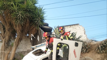 Un tráiler impactó contra una fábrica de galletas y cuatro personas tuvieron que ser atendidas.