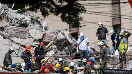 Equipos de rescate trabajan entre los escombros del edificio Ana Pilar durante las operaciones de rescate tras un terremoto en Cali, Colombia, el 14 de agosto de 2026.