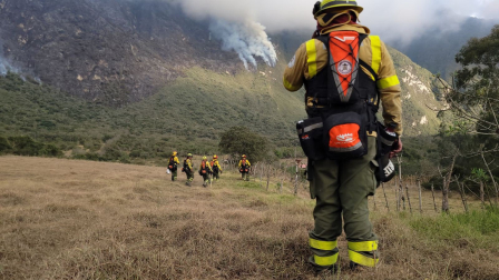 Más de 100 efectivos combaten el incendio forestal en los sectores de Tanlahua y Pululahua