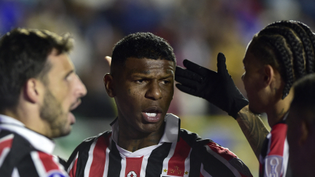 Robert Arboleda celebra su gol junto a sus compañeros en el partido frente a Bolívar por Copa Sudamericana