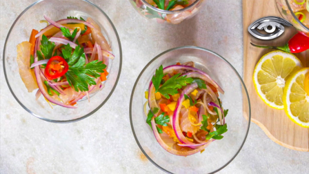 Pocos platos generan tanta discusión en la mesa como el ceviche. Cruzó fronteras, absorbió técnicas y se transformó hasta convertirse en un símbolo de identidad compartida. En Latinoamérica, y especialmente en Ecuador, toma mil formas: con frutos del mar, toques frutales o combinaciones inesperadas, manteniendo intacta esa frescura inconfundible que une culturas y enciende los sentidos.