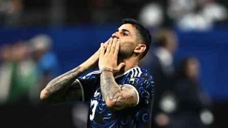 Cristian 'Cuti' Romero festeja con la camiseta de Argentina.
