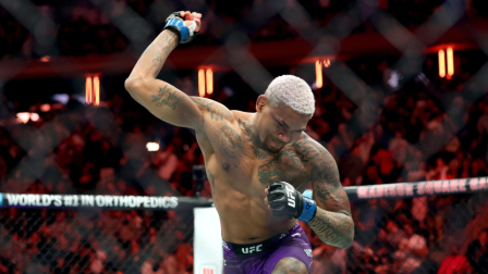 El ecuatoriano Michael Morales al finalizar una pelea de UFC.
