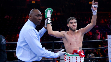 Prichard Colón durante una de sus peleas de peso superwelter.