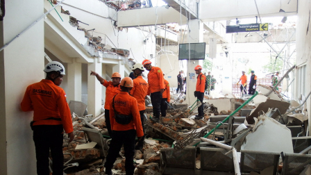 Equipos de rescate inspeccionan un edificio gravemente dañado en el puerto de L. Say tras un terremoto en Maumere, Sikka, provincia de Nusa Tenggara Oriental, Indonesia, el 15 de agosto de 2026.