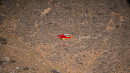 Los incendios forestales en Quito con controlados con el apoyo de helicópteros