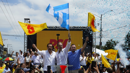 Andrés Roche, candidato a la Alcaldía de Guayaquil, llegó al CNE para inscribir su candidatura de cara a las próximas elecciones