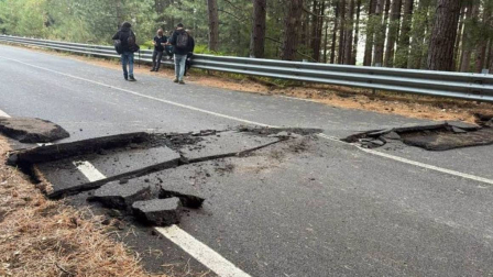 Un sismo registrado cerca del volcán Etna, en Italia, provocó daños en una carretera.
