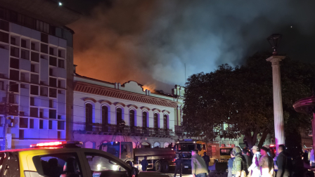 Un incendio consume un edificio comercial en el centro de Riobamba este sábado 15 de agosto.