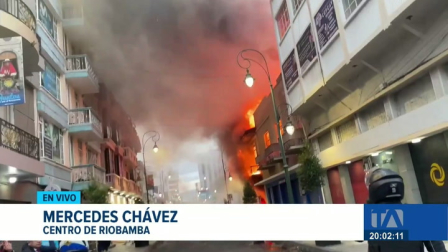 La magnitud de las llamas obligó a desplegar personal de socorro de Chimborazo y Tungurahua durante este sábado para intentar sofocar la emergencia. Un reportaje de Mercedes Chávez