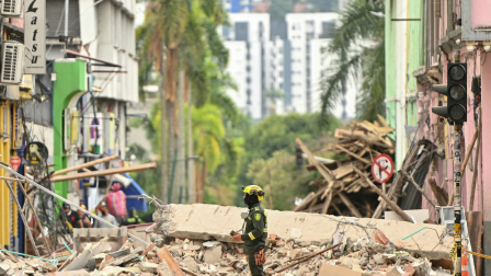 Un rescatista se encuentra en una calle llena de escombros en Pereira, Colombia, el 15 de agosto de 2026, días después de un terremoto de magnitud 7.4.