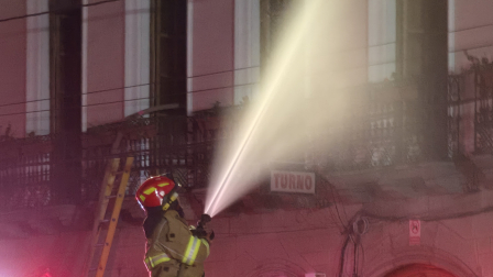 Bomberos controlaron el incendio que se inició en un local de plásticos de Riobamba.