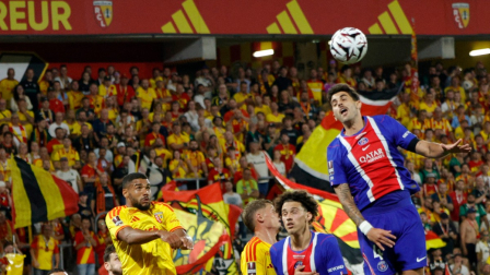 El defensa brasileño del PSG, Lucas Beraldo (n.º 4, a la derecha), cabecea el balón durante el partido de la Supercopa de Francia (Trophée des Champions) entre el RC Lens y el Paris Saint-Germain (PSG) en el estadio Bollaert-Delelis de Lens