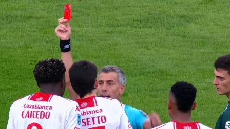 El futbolista ecuatoriano Jordy Caicedo salió expulsado en Argentina