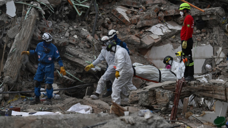 Miembros colombianos de la Cruz Roja, el Cuerpo de Bomberos y la Armada recuperan cuerpos de un edificio colapsado tras un terremoto de magnitud 7,4 en el complejo residencial Torres del Limonar, situado en el barrio Capri, al sur de Cali (Colombia), el 16 de agosto de 2026. Al menos 287 personas han fallecido, miles han resultado heridas y unas 379 permanecen desaparecidas,