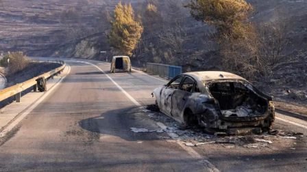 Restos de autos calcinados quedaron en una carretera tras un incendio forestal cerca de la ciudad de Omi