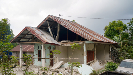 Una casa dañada después de un terremoto en Manggarai, provincia de Nusa Tenggara Oriental, Indonesia, 16 de agosto de 2026.