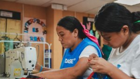 Mayores de edad pueden acceder gratis a un curso de corte y confección en Guayaquil.
