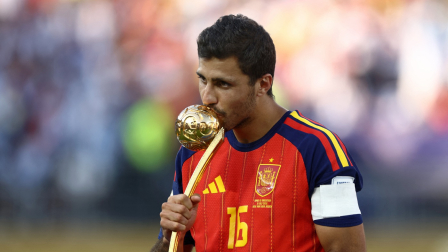 El centrocampista español Rodri con el trofeo del mejor jugador del Mundial 2026.