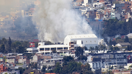 Una columna de humo se registra dentrás de un aeropuerto de Ambato.