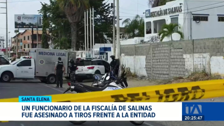 Un atacante a bordo de una motocicleta disparó contra el funcionario mientras estaba en su vehículo; la Policía levanta indicios balísticos y revisa cámaras del sector.