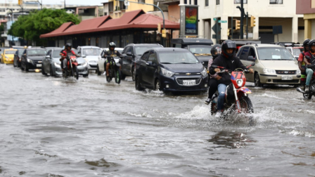 Lluvias en Guayaquil este lunes 17 de agosto de 2026 generan inundaciones.