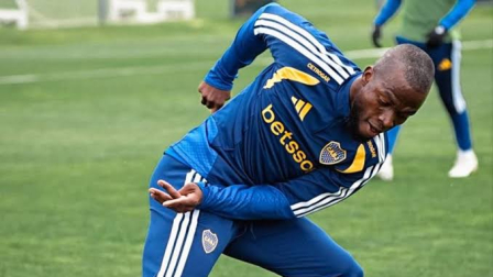 Enner Valencia en una práctica con Boca
