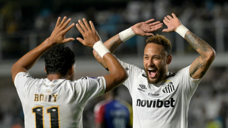 El delantero del Santos, Rony (n.º 11), celebra con su compañero y también delantero Neymar (n.º 10) tras marcar el cuarto gol de su equipo durante el partido de vuelta de la eliminatoria de la Copa Sudamericana entre el Santos de Brasil
