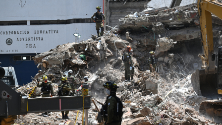 Los rescatistas de Colombia e Israel buscan sobrevivientes entre los escombros de un edificio derrumbado en Cali, Colombia, el 18 de agosto de 2026.