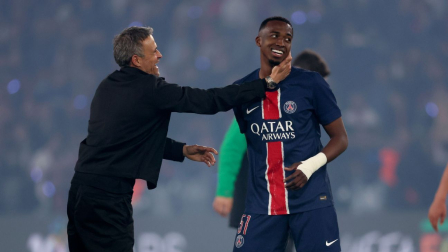 Luis Enrique y Willian Pacho del PSG en un festejo