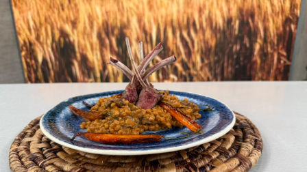 Este miércoles 19 agosto del 2026 preparamos rack de cordero con cebada perlada al mole, la receta de Cocinando esTAmañana, junto al chef Felipe Campana.