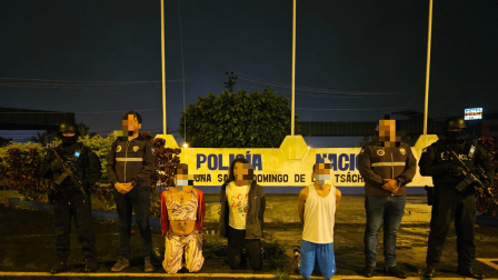 Quito: Tráiler se volcó tras chocar contra un poste en Av. Simón Bolívar.