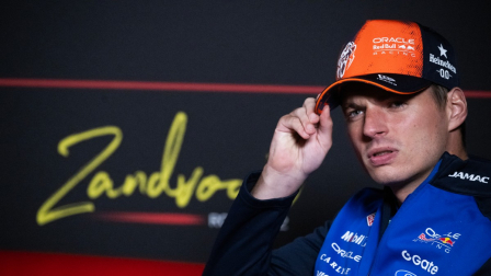 El piloto neerlandés de Red Bull Racing, Max Verstappen, sonríe durante una conferencia de prensa previa al Gran Premio de los Países Bajos de Fórmula 1 en el circuito de Zandvoort, en el oeste de los Países Bajos, el 20 de agosto de 2026.