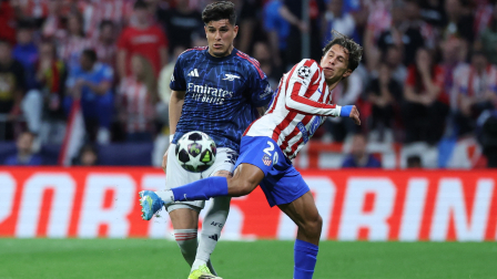 Piero Hincapié disputa un partido con el Arsenal siendo parte de la plantilla titular.