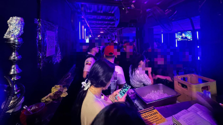 Descubren un bar clandestino oculto sobre un techo falso cerca de la UCE, en Quito.