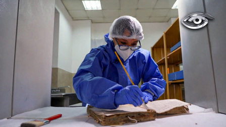 El paso del tiempo trae amenazas invisibles para nuestro pasado —como hongos, bacterias e insectos— capaces de destruir información invaluable que hoy busca ser protegida mediante la radiación. Le contamos cómo funciona esta fascinante manera de conservar documentos con más de cuatro siglos de historia.