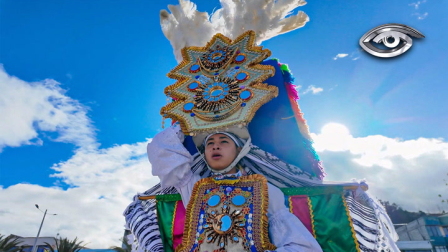 Bajo los pesados tocados y cascabeles de una aparente fiesta popular se esconde un secreto histórico fascinante. La investigadora Tamara Estupiñán, galardonada con el Premio Nacional Eugenio Espejo 2026, revela la sorprendente conexión entre el inca Atahualpa, el Niño de Isinche y el Danzante de Pujilí.