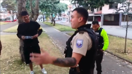 Un policía en Cuenca se volvió viral después de participar en una batalla de freestyle.