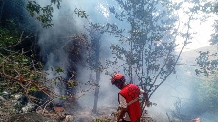 Un miembro del equipo de búsqueda y rescate de la Cruz Roja de Kenia inspeccionando el lugar del accidente de un helicóptero, en el que murió Michele Sensi-Contugi