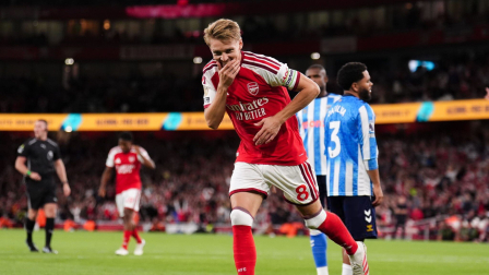 Un festejo de Arsenal en el inicio de la Premier League.