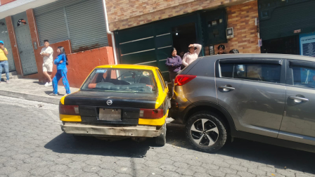 Un taxista embistió a personas que estaban en la calle, en el sector de La Comuna Alta, en el norte de Quito.