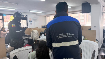 las autoridades localizaron a más de 30 personas trabajando en un presunto 'call center' para extorsionar en Quito.