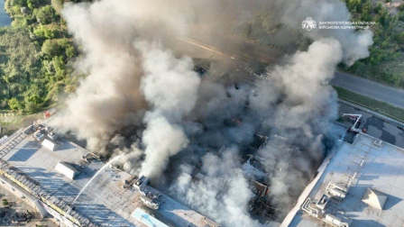 Labores de extinción de un incendio en un centro comercial dañado tras un ataque ruso en Kryvyi Rih, Ucrania.