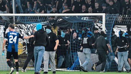 Hinchas invadieron el campo de juego en la Copa de Alemania.