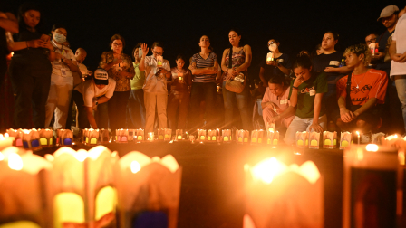 La gente encendió velas durante una vigilia en honor a las víctimas del terremoto de magnitud 7,4 que sacudió Cali, Colombia.