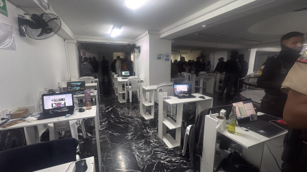 Armas traumáticas, 200 equipos y mensajes extorsivos: lo hallado en call center del norte de Quito.