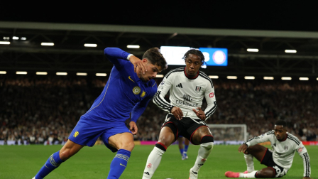 El centrocampista portugués del Chelsea, Pedro Neto (n.º 7, izq.), disputa el balón con el centrocampista brasileño del Fulham, Kevin (n.º 11, centro), durante el partido de la Premier League inglesa entre el Fulham y el Chelsea en Craven Cottage, Londres, el 24 de agosto de 2026.