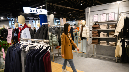 Una compradora pasea en una tienda física de Shein en China