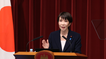 Primera ministra de Japón se negó a matar una cucaracha y terminó extrañándola.